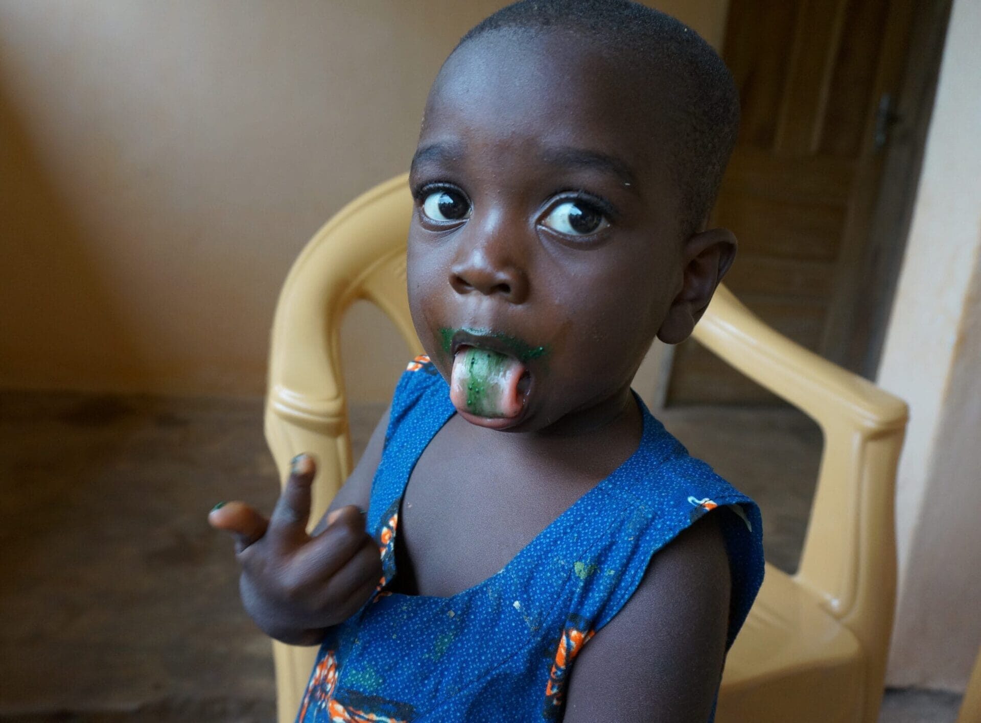 Togo-enfant-spi-tire-la-langue-scaled