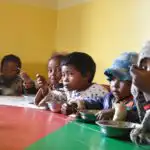 Scolariser et nourrir : deux défis indissociables